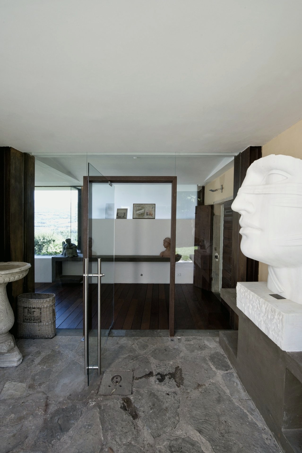 Open Air Villa — ingresso con scultura in marmo