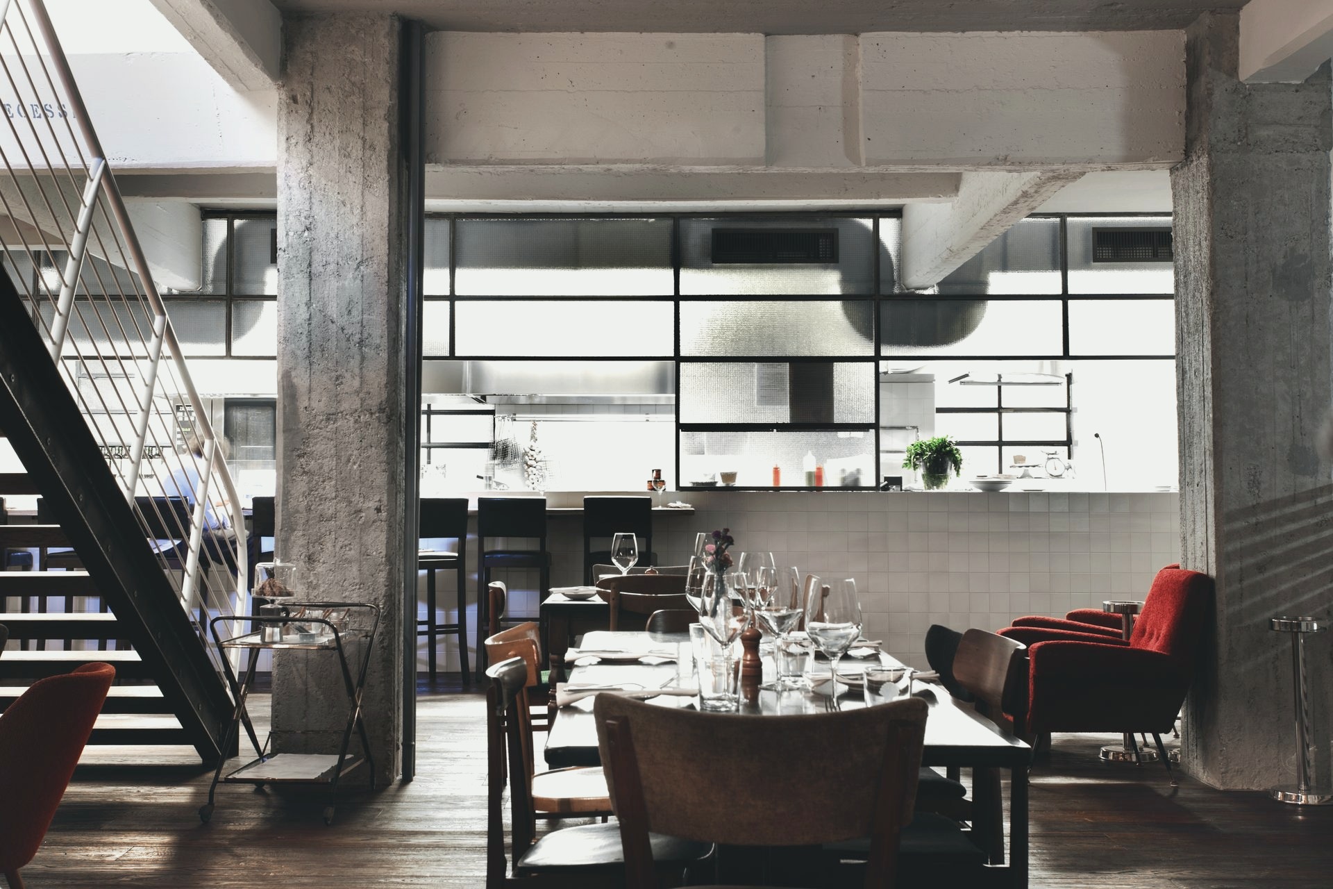 Ristorante San Pietro — sala industriale con tavoli apparecchiati