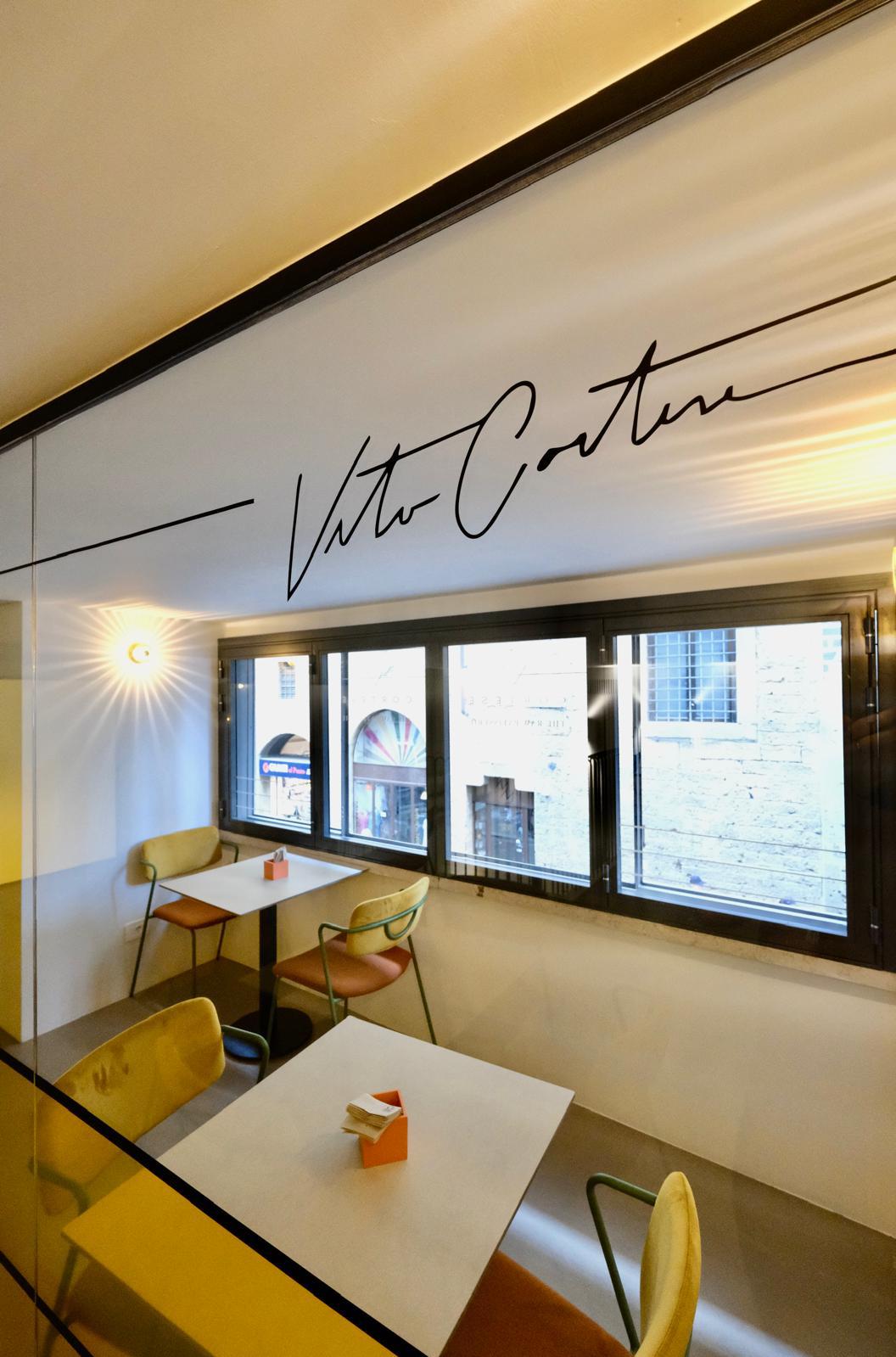 Sala interna Cortese The Raw Patisserie · tavolini design sedie senape · vista finestre via storica Firenze