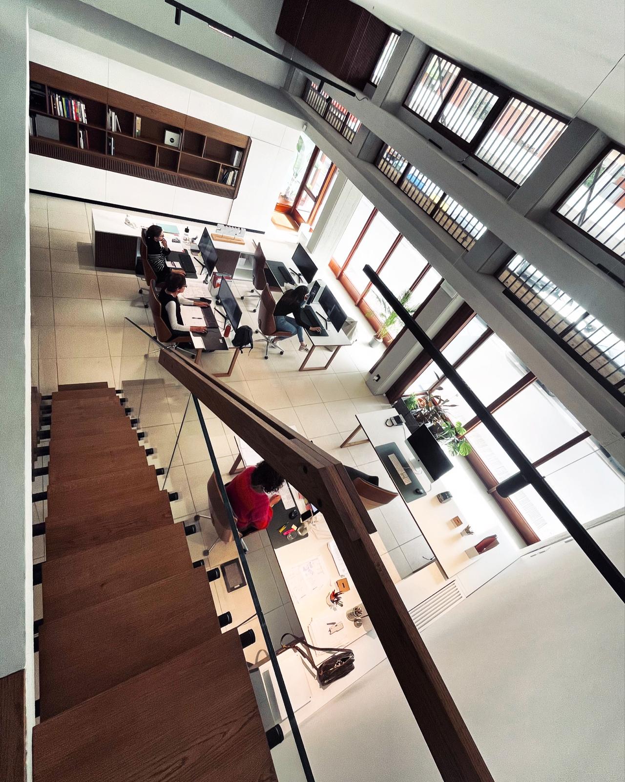 Studio STUDIOFORMA Arcolaio Firenze · open space loft doppia altezza · scrivanie con monitor · vista dall’alto