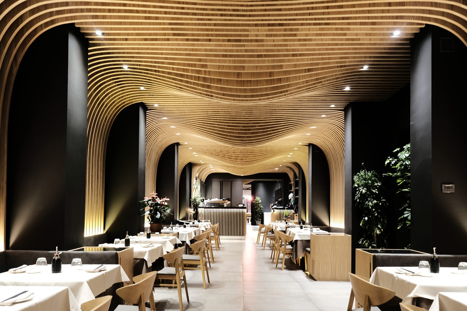 Aji Tei — sala principale con soffitto in onde di legno