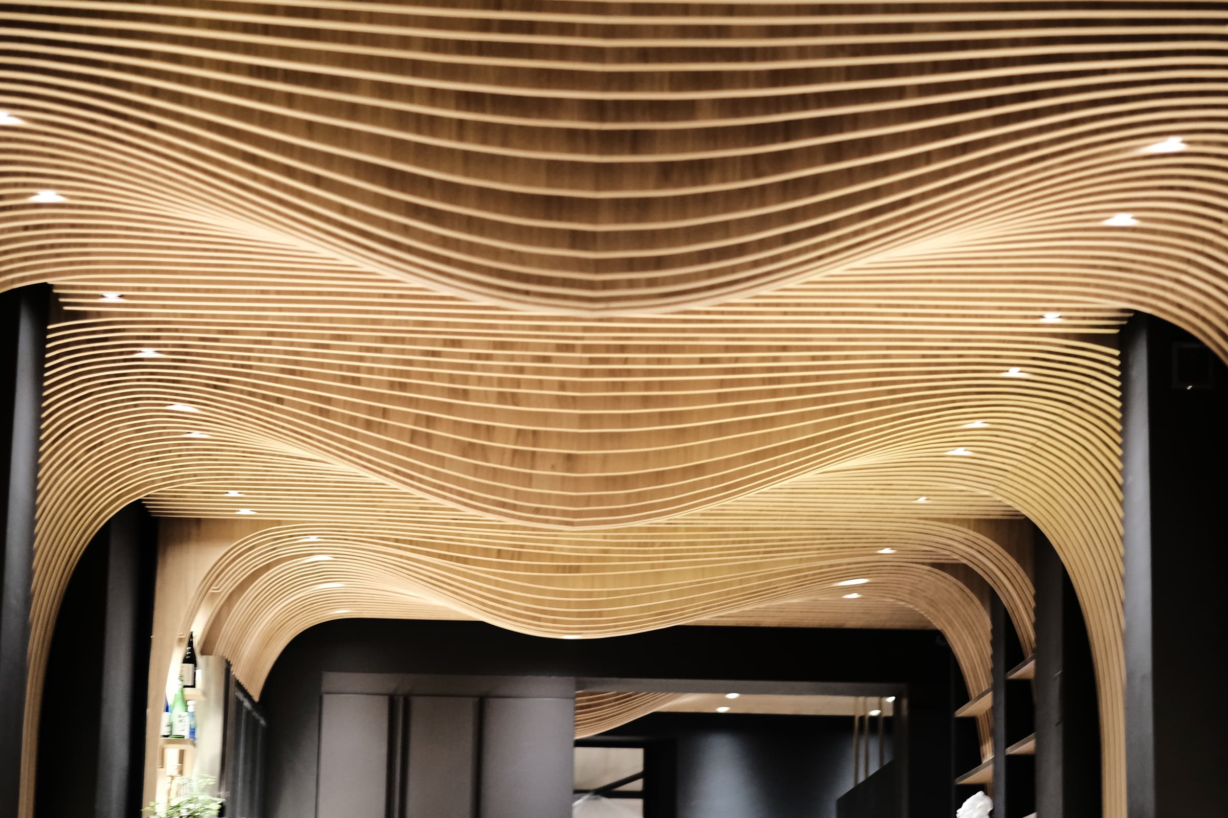 Aji Tei — soffitto stratificato in luce radente