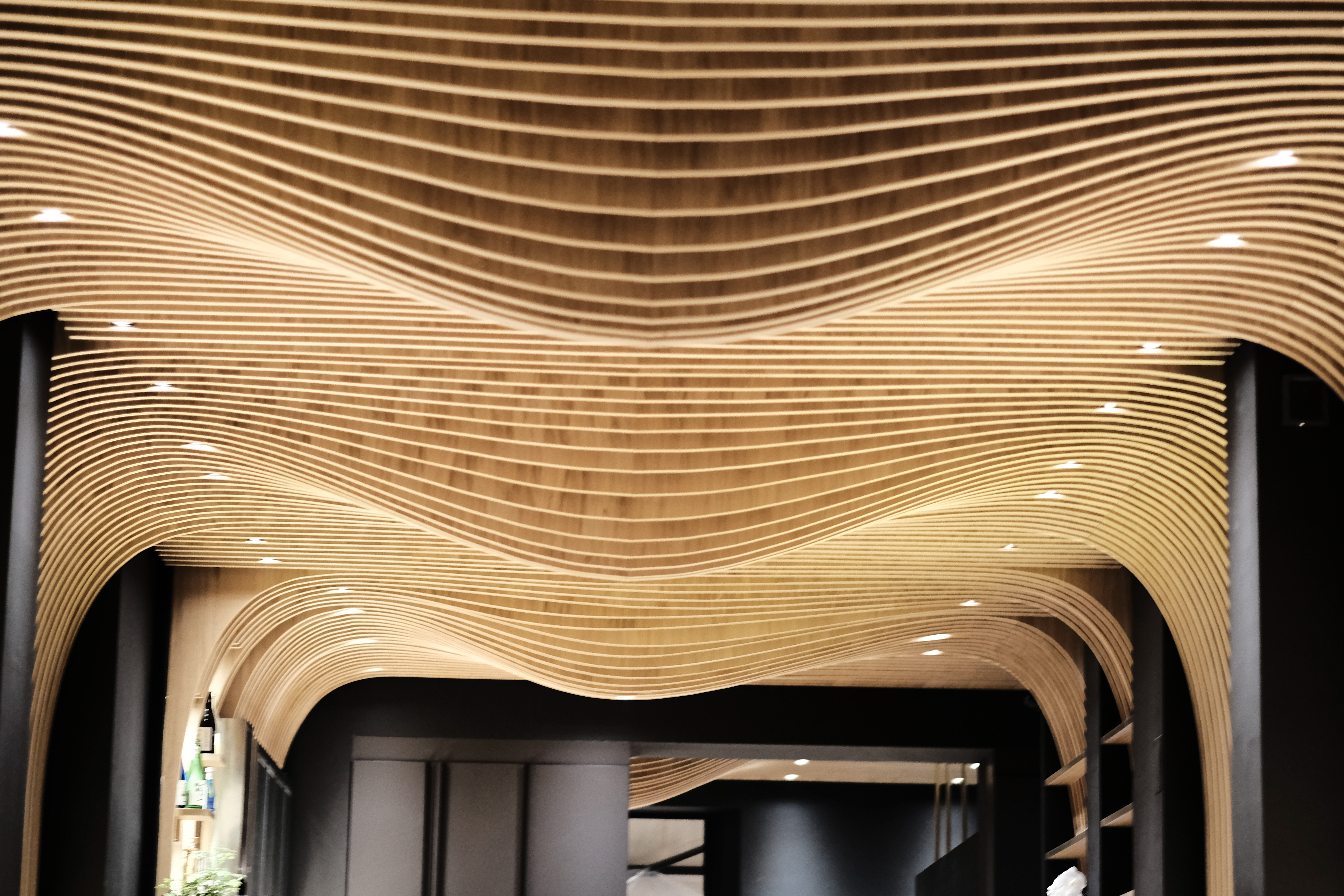 Aji Tei — soffitto stratificato in luce radente
