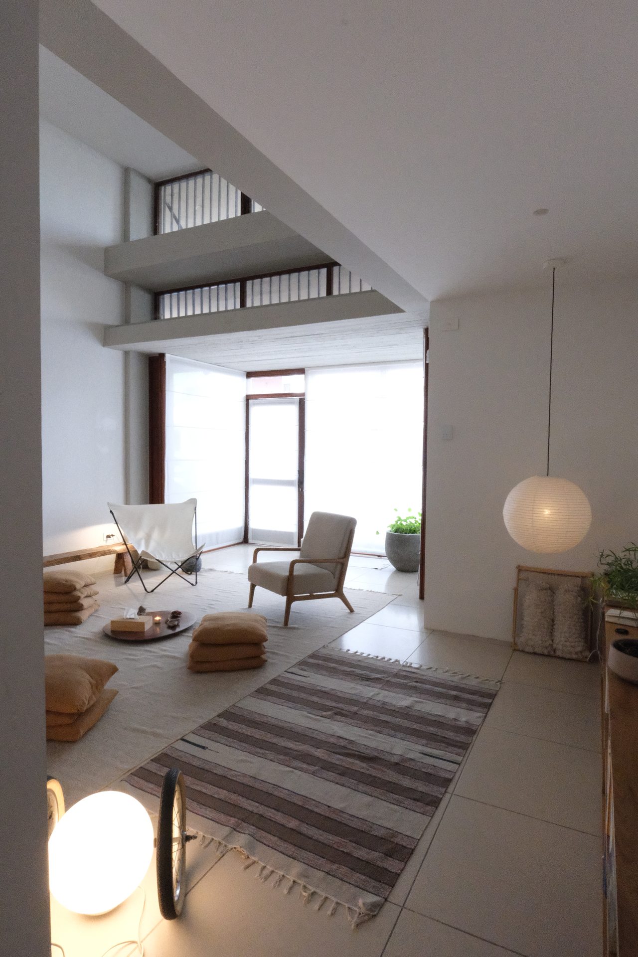 STUDIOFORMA Via dell'Arcolaio — dettaglio bagno minimalista con specchio rotondo