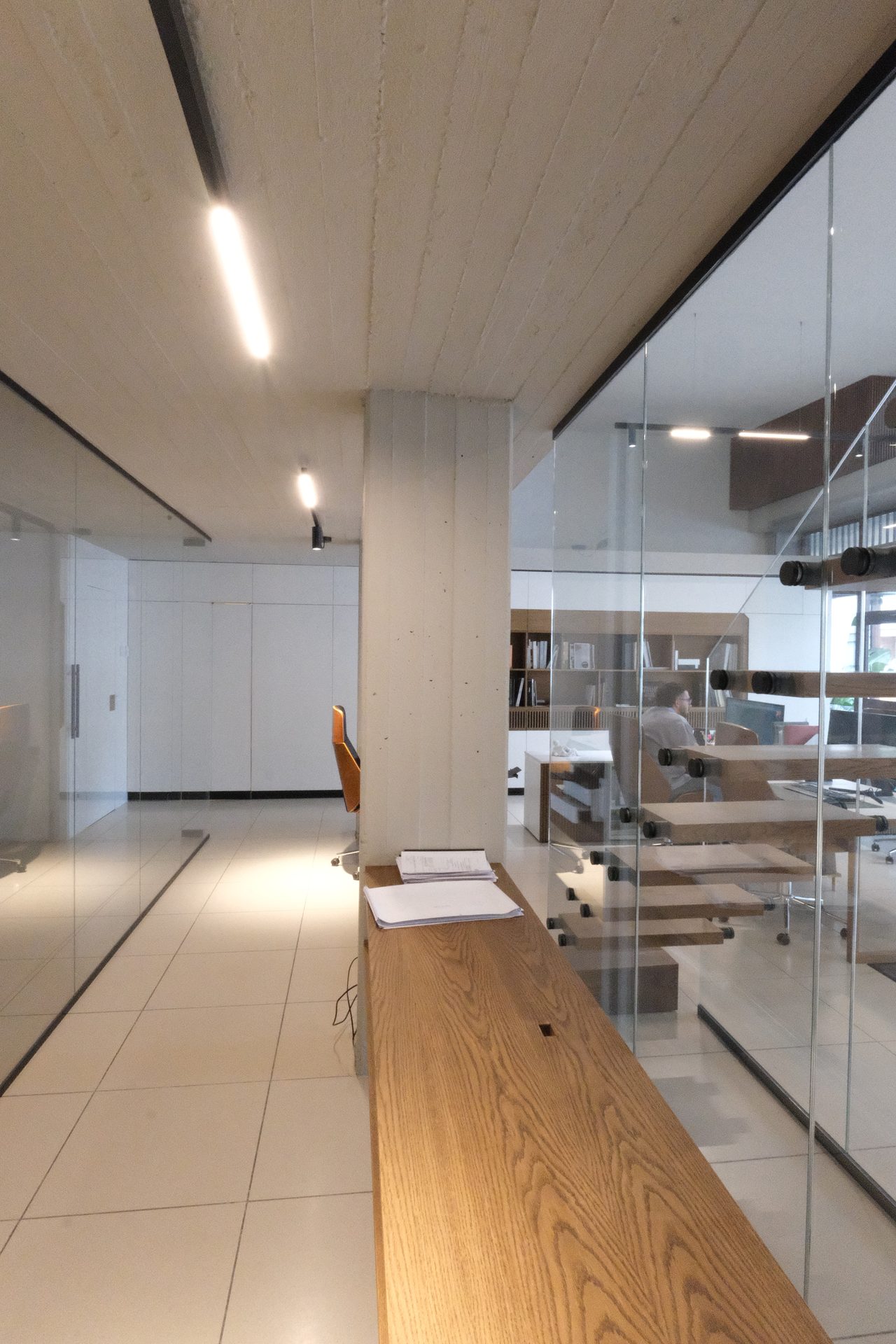 STUDIOFORMA Via dell'Arcolaio — open space a doppia altezza con vetrate industriali
