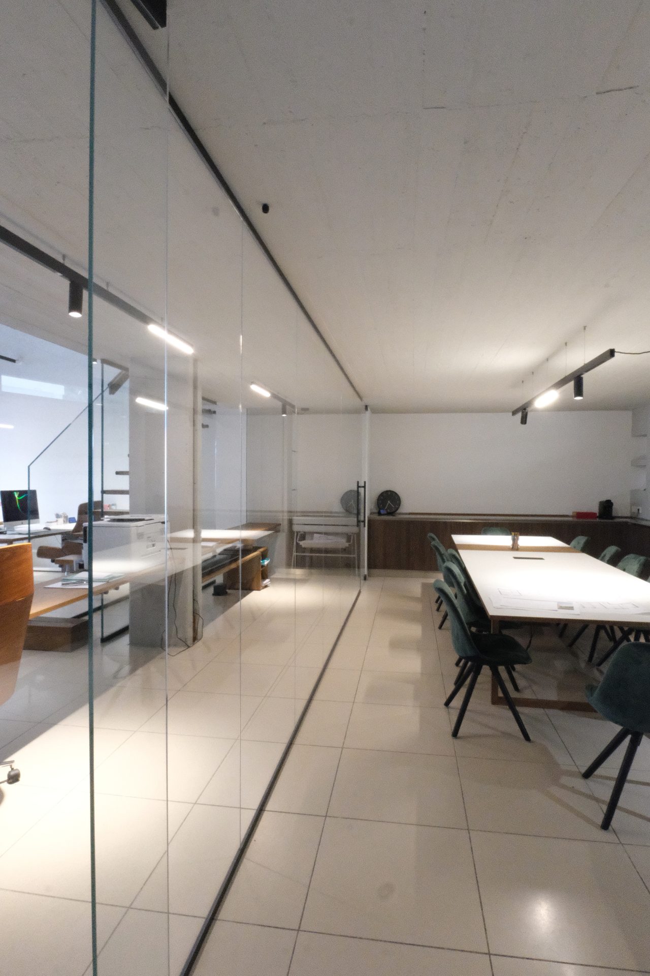 STUDIOFORMA Via dell'Arcolaio — postazione di lavoro con tappeto kelim e sedie Eames