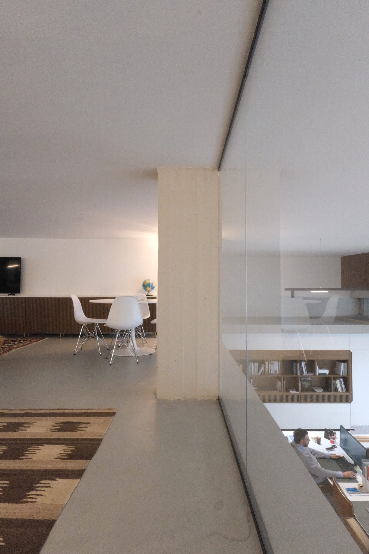 STUDIOFORMA Via dell'Arcolaio — sala riunioni vetrata con tavolo grande e sedie verdi