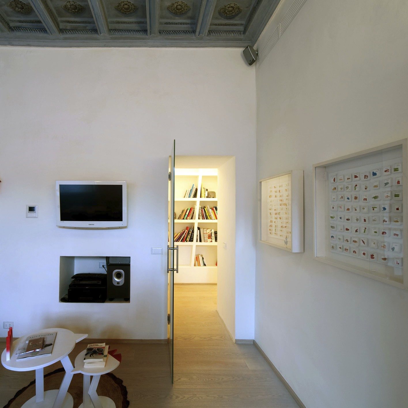 Casa per un Artista — libreria-parete inclinata