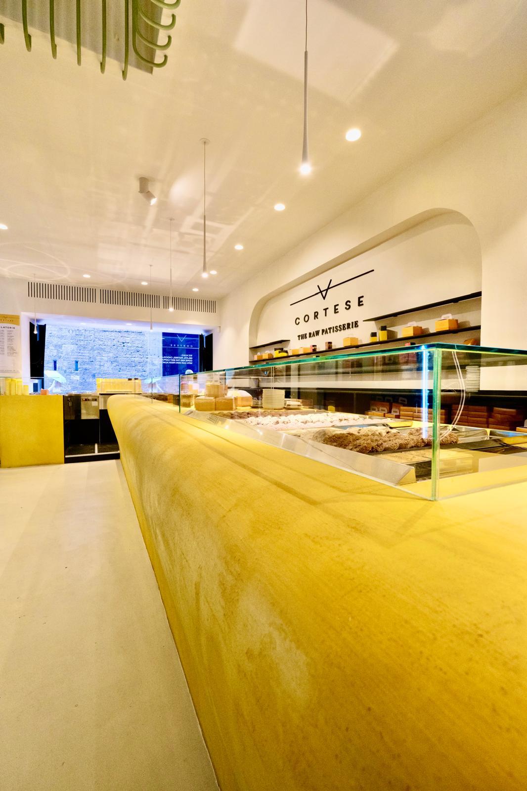 Cortese Caffè — banco vetrina lungo, prospettiva interna