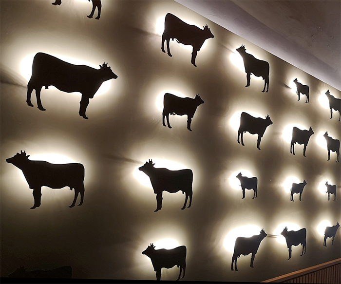 Trattoria Dall'Oste — sala con bottigliere in ferro e rovere massello