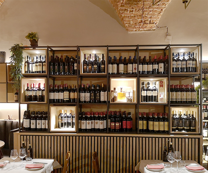 Trattoria Dall'Oste — divani su misura e ottone alle lampade