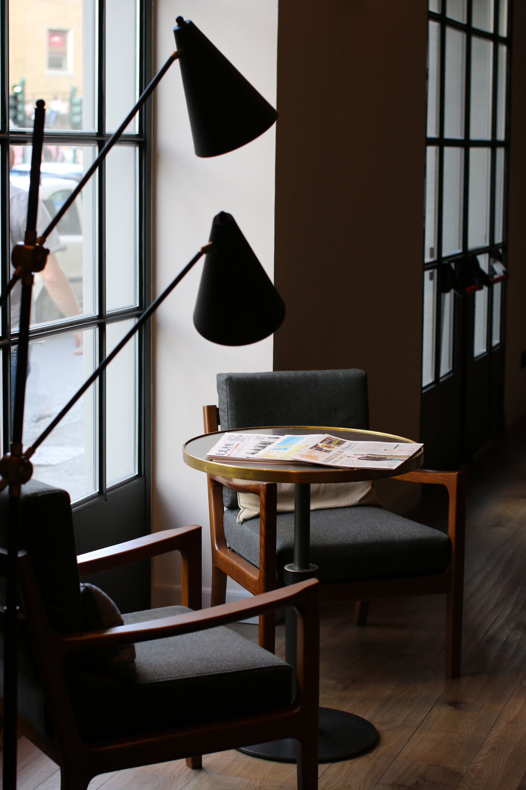 Hotel Diplomat — lobby con tavolo giornale vista d'insieme