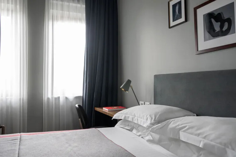 Hotel Joy — interno camera, palette warm