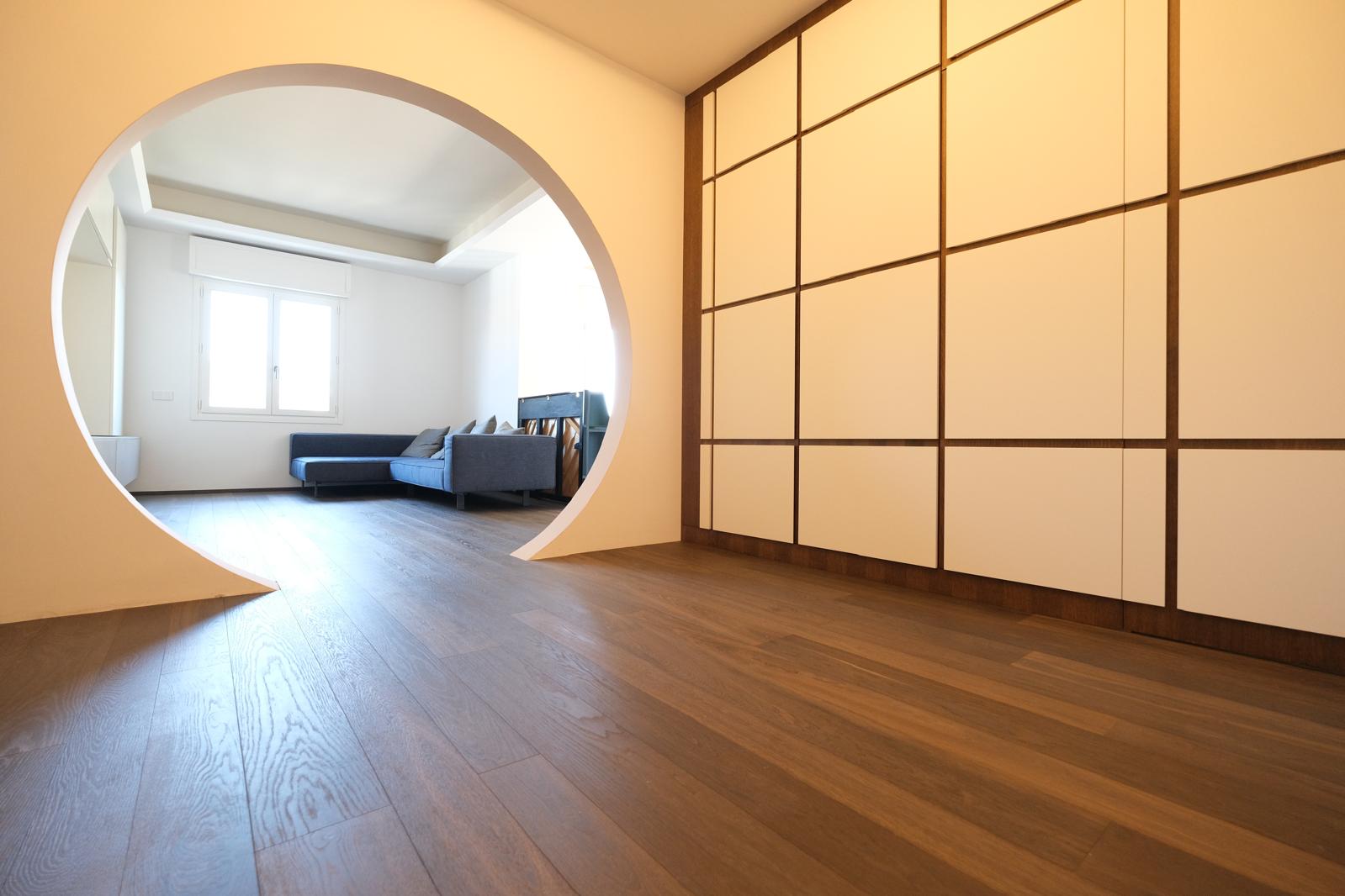 Japan House — soggiorno con moon gate