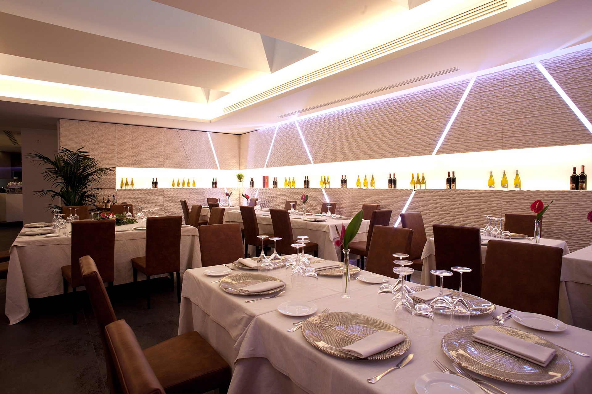 I 4 Amici — sala principale con nicchie vini retroilluminate