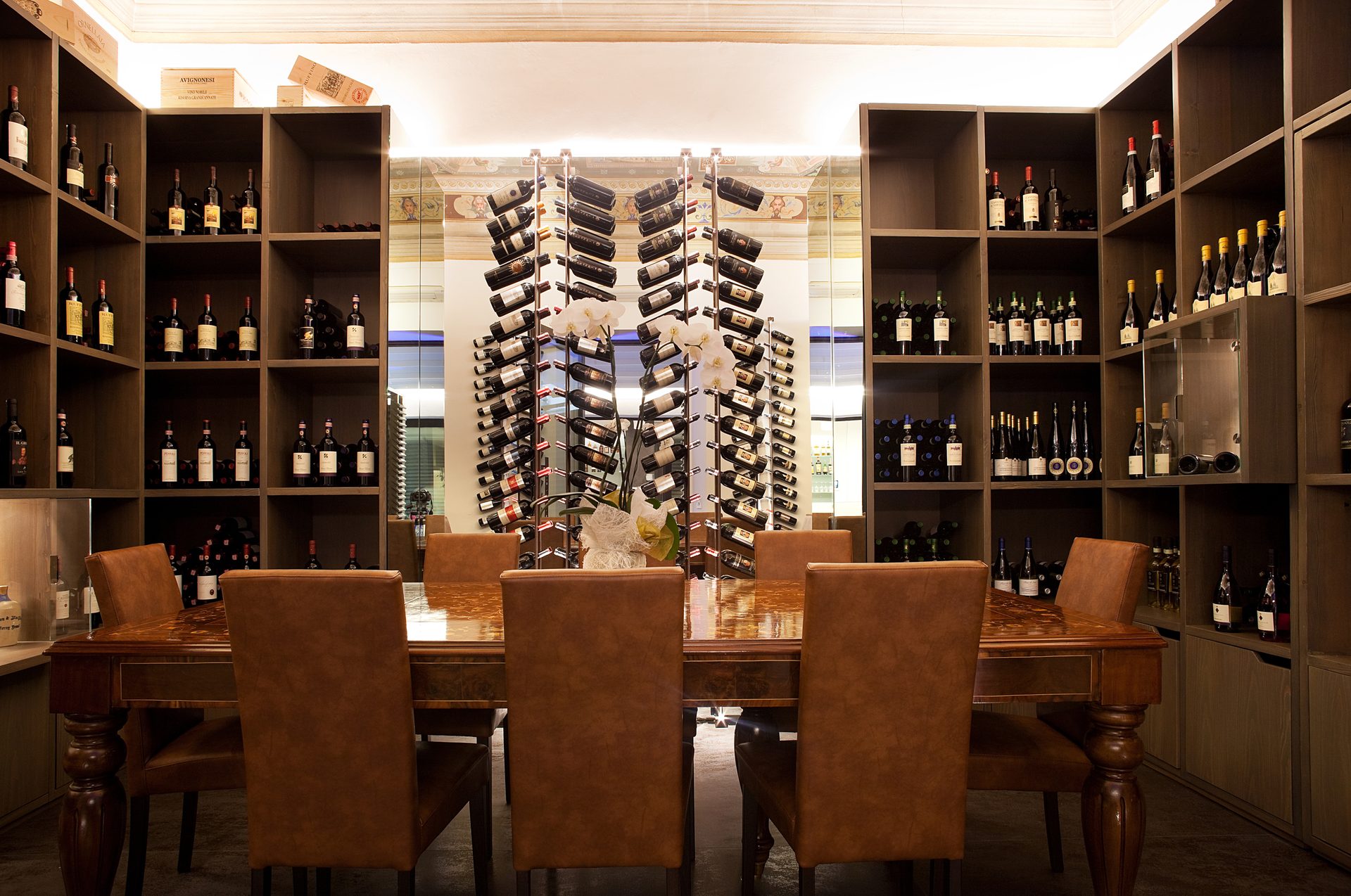I 4 Amici — cantina-sala privata con rastrelliera bottiglie e soffitto affrescato