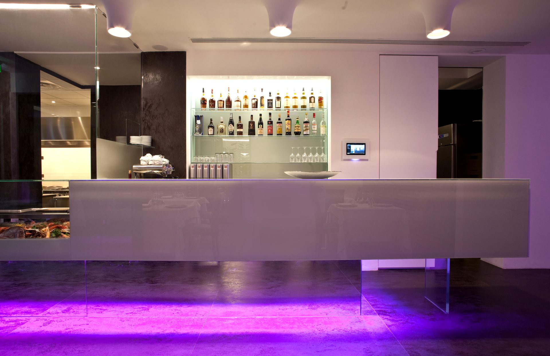 I 4 Amici — banco bar bianco lucido con illuminazione LED viola sotto