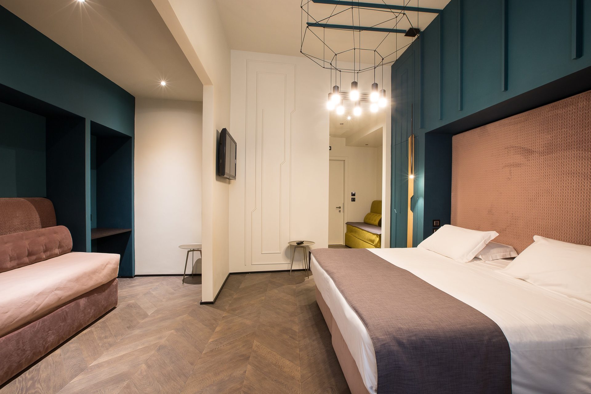Hotel Silla — sala della colazione al piano nobile con lampadari di cristallo e ritratti d'epoca, boutique hotel palazzo storico Lungarno Firenze